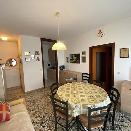 Coastal Getaway With Parking In Apartment