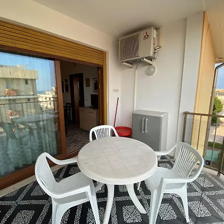 Coastal Getaway With Parking In Apartment